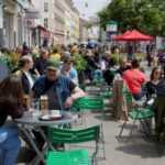 В Польше послабили карантин: впервые за полгода открылись бары и рестораны