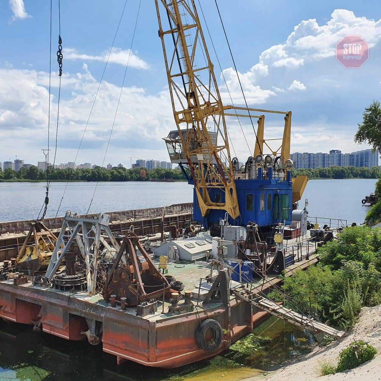 Депутат Київради захопив землю у Києві та постачає пісок заводу Ковальської