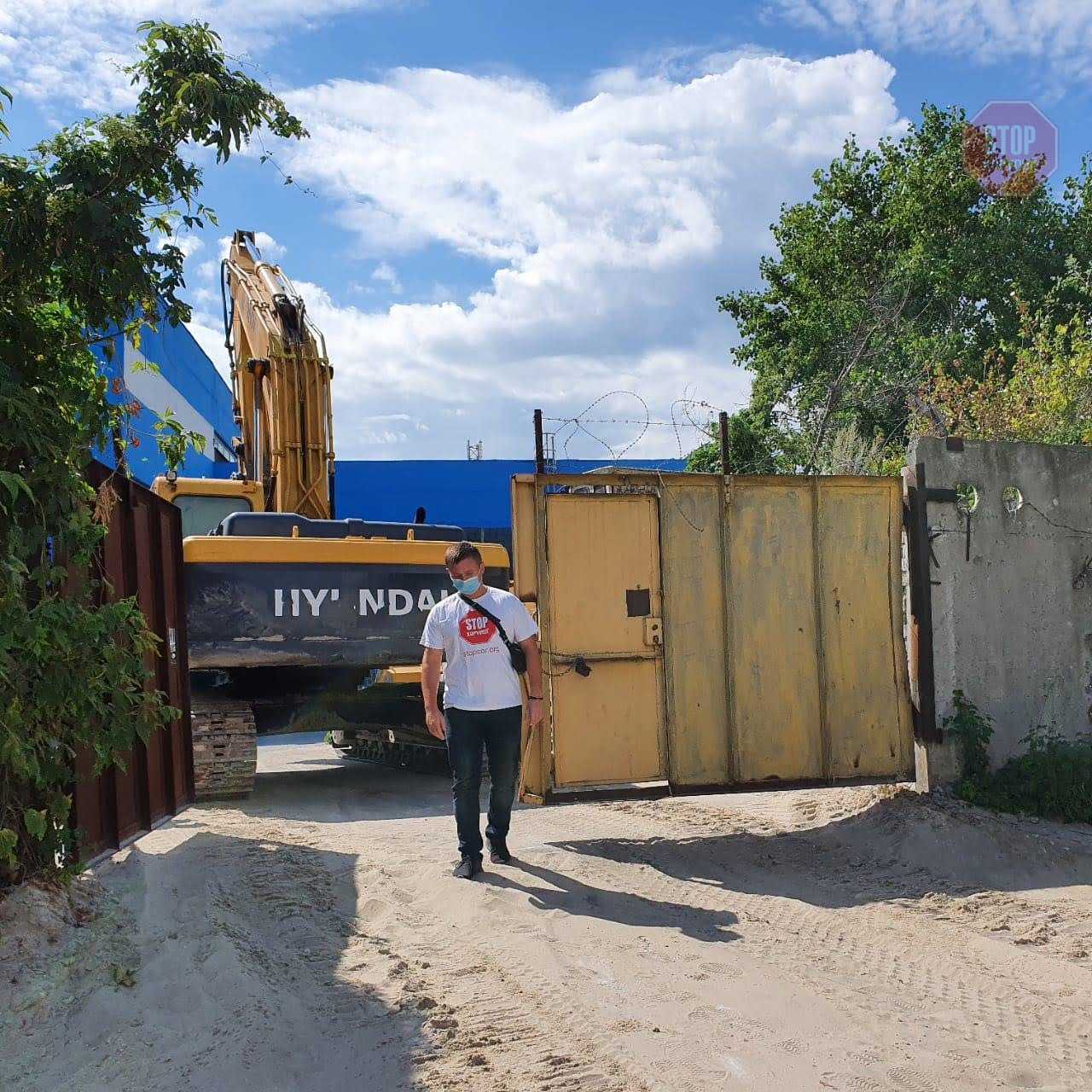 Депутат Київради захопив землю у Києві та постачає пісок заводу Ковальської