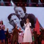На российском Первом канале исполнили песню на фоне известных налетчиков и убийц
