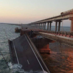 Крымский мост. Мощный пожар, часть мост рухнула в воду, движение полностью перекрыто