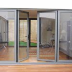 Алюминиевые двери распашные и их преимущества