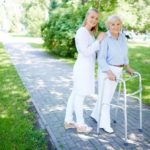 Ходунки для пожилых людей и инвалидов: преимущества и виды